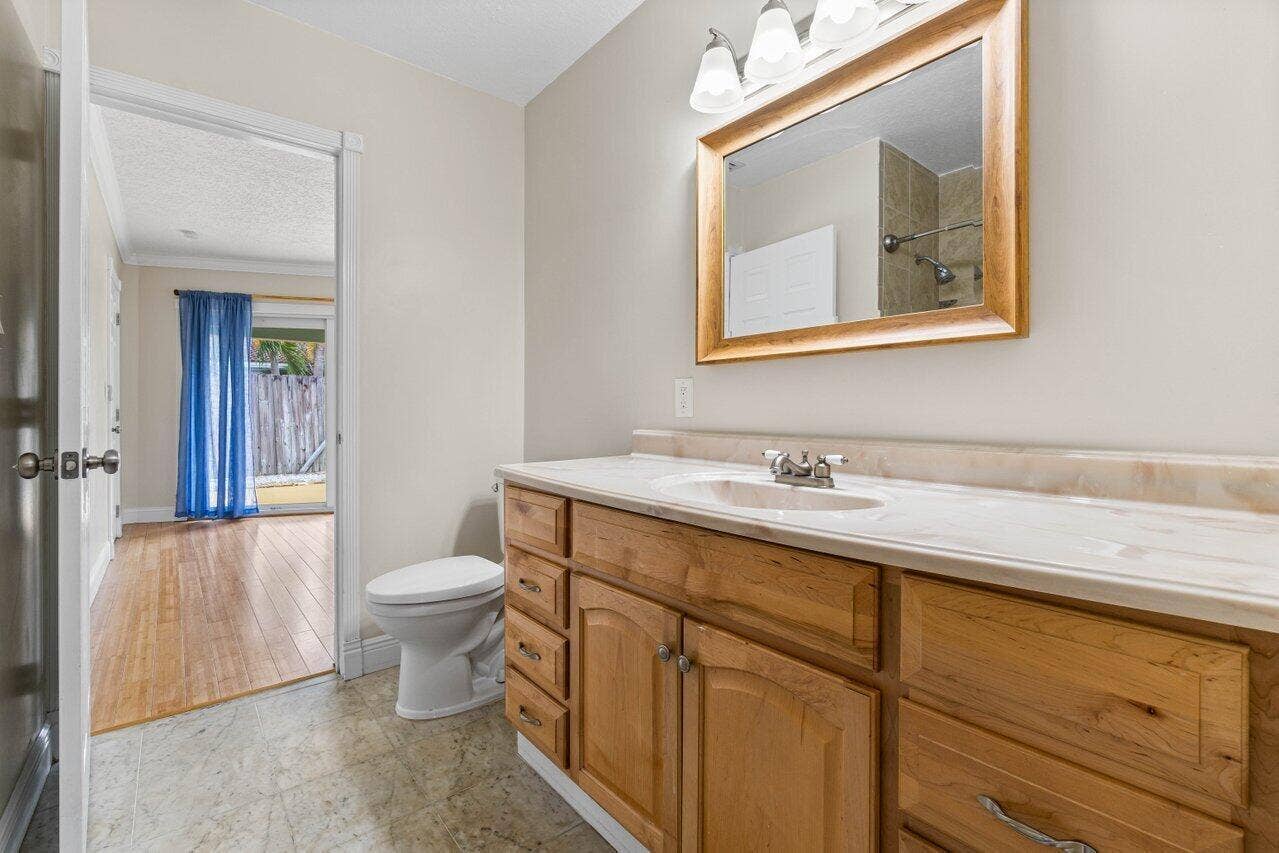 712 NE 23rd 18