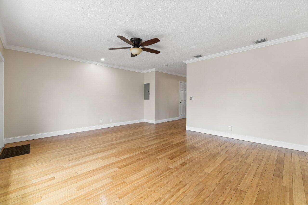 712 NE 23rd 8