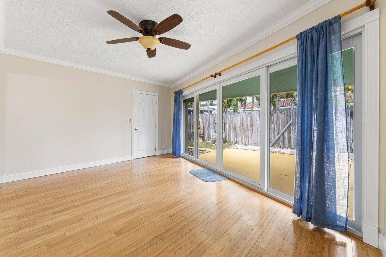 712 NE 23rd 16