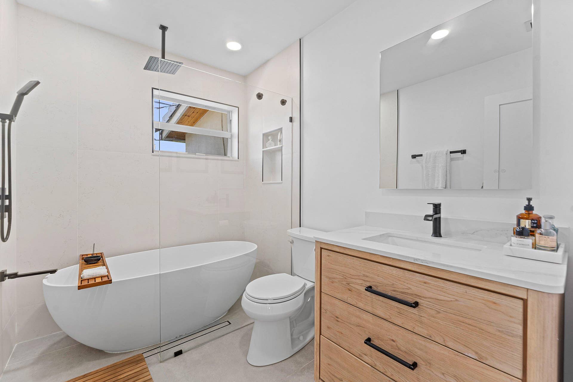 375 LINDA Lane, West Palm Beach, FL 33405 Guest Bathroom