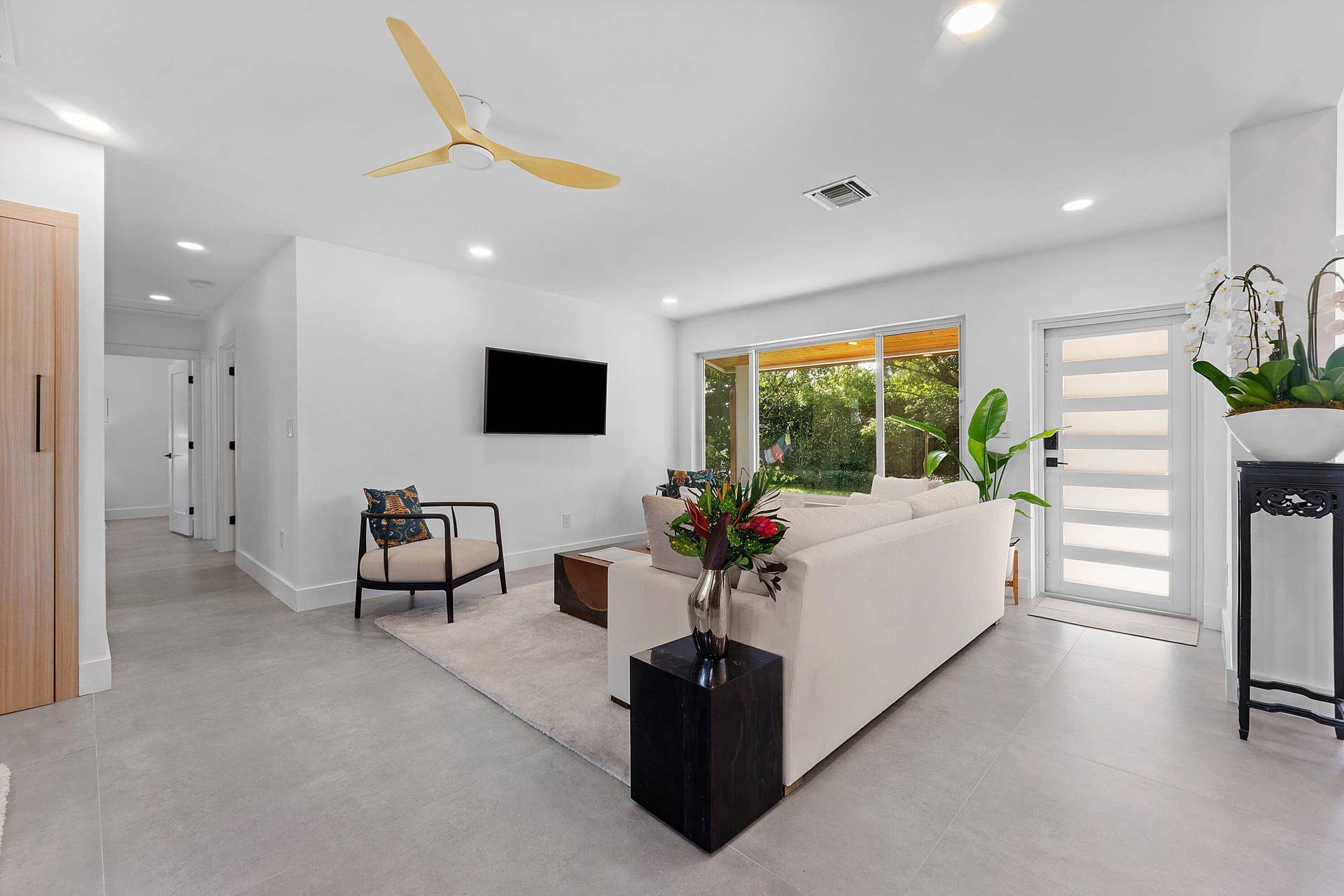 375 LINDA Lane, West Palm Beach, FL 33405 Living Room