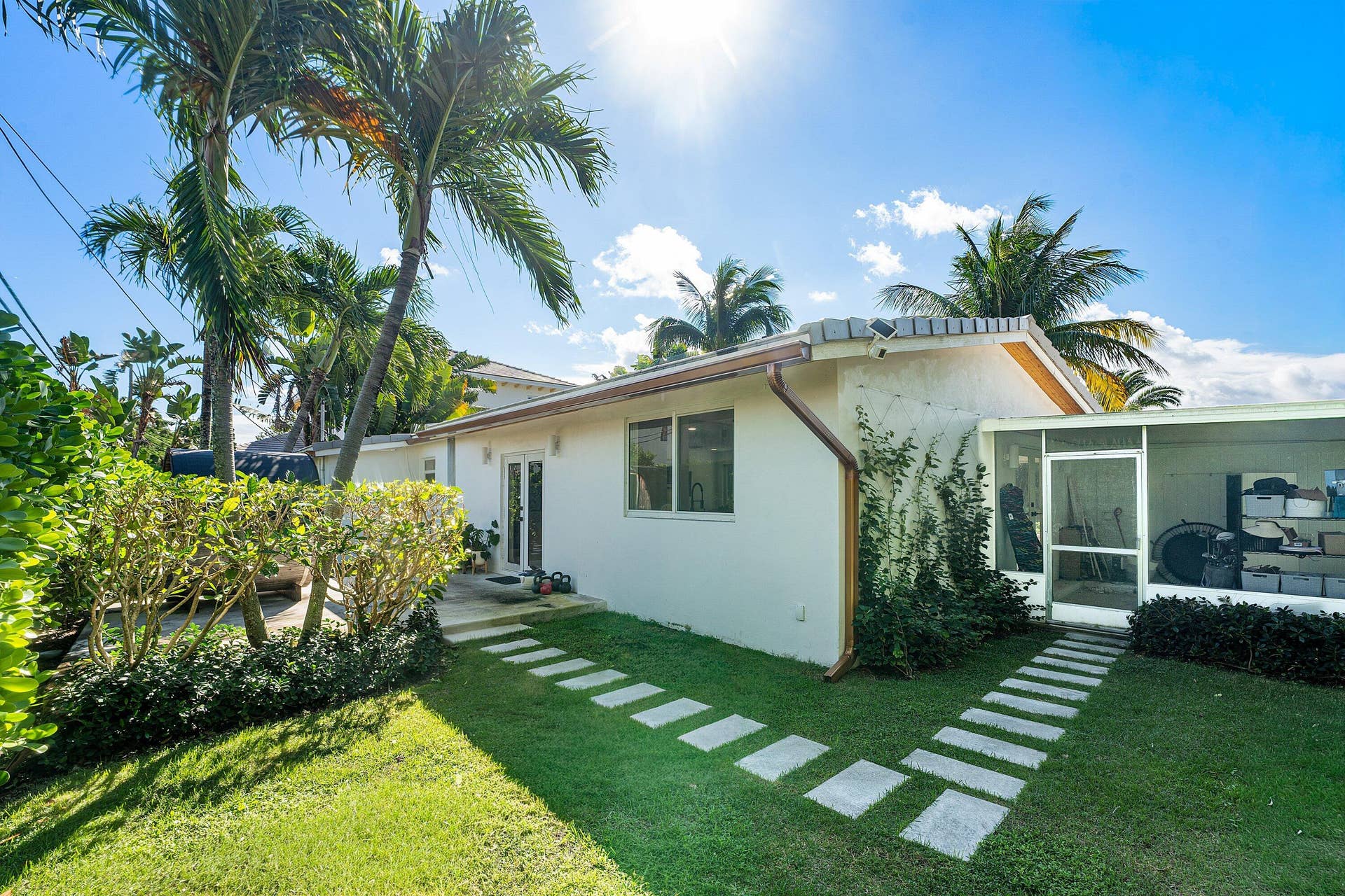 375 LINDA Lane, West Palm Beach, FL 33405 Side Yard