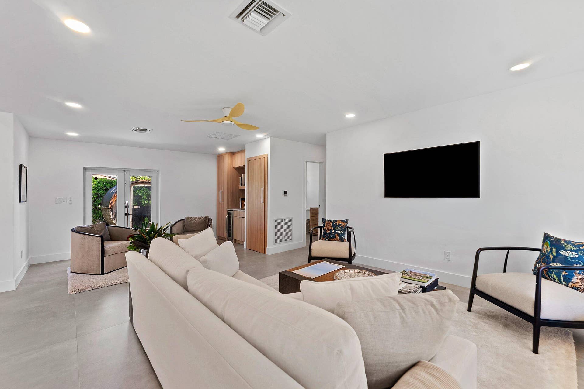 375 LINDA Lane, West Palm Beach, FL 33405 Living Room