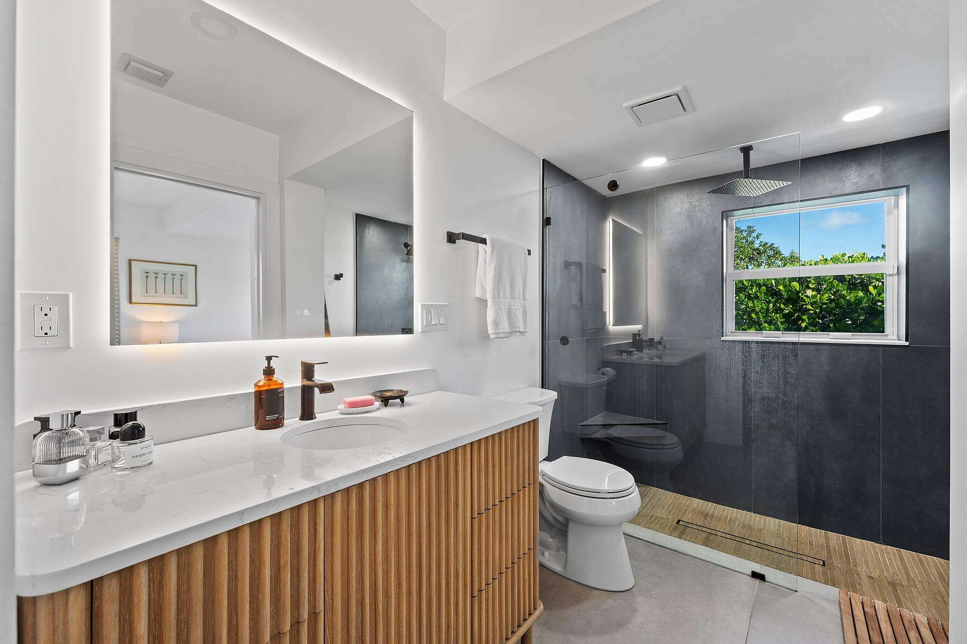 375 LINDA Lane, West Palm Beach, FL 33405 Master Bathroom