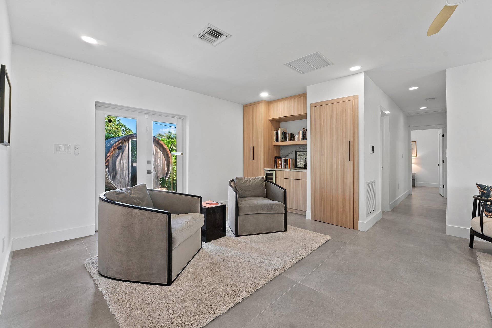 375 LINDA Lane, West Palm Beach, FL 33405 Sitting and Wet Bar