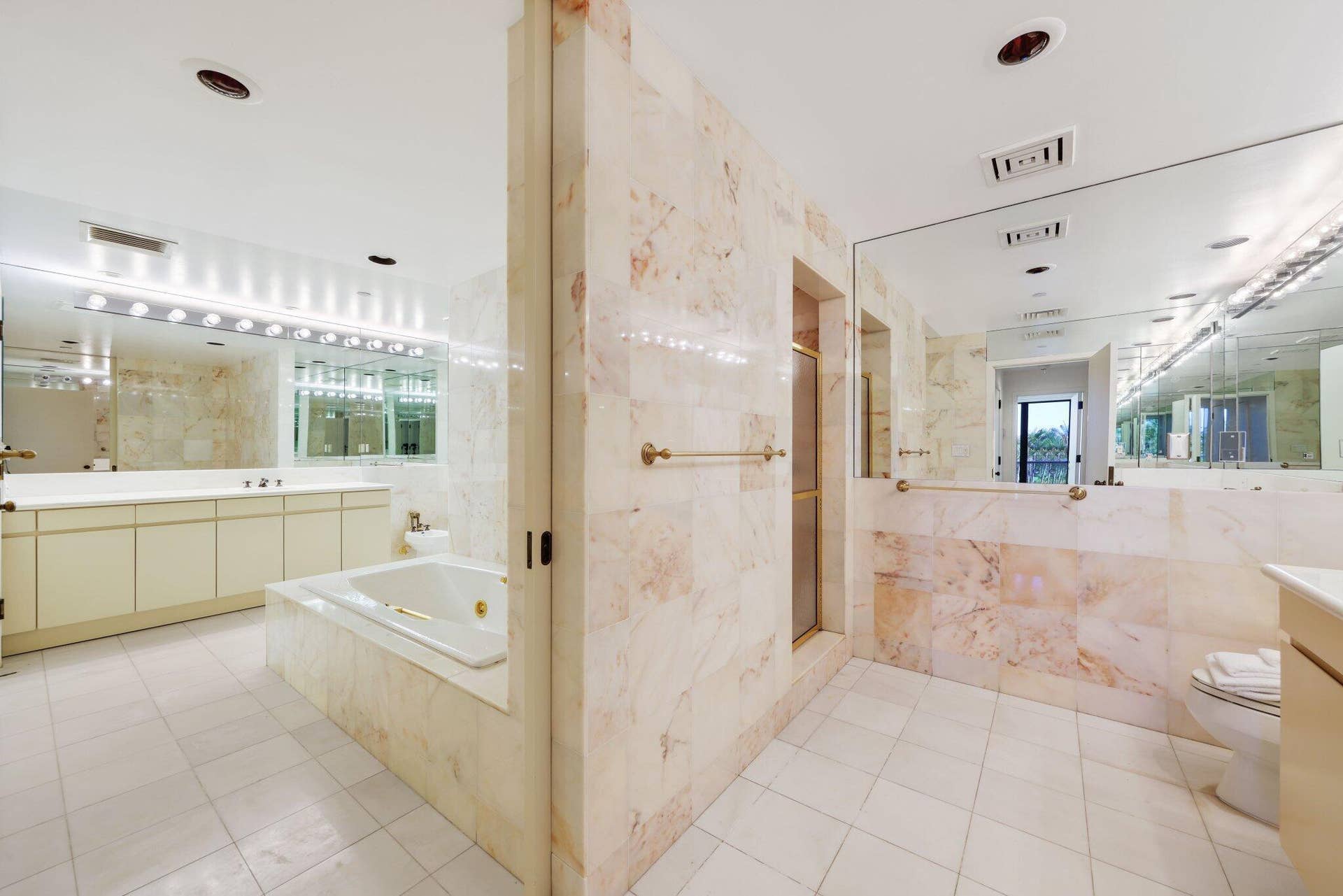 Primary En-Suite His/Hers Bathroom