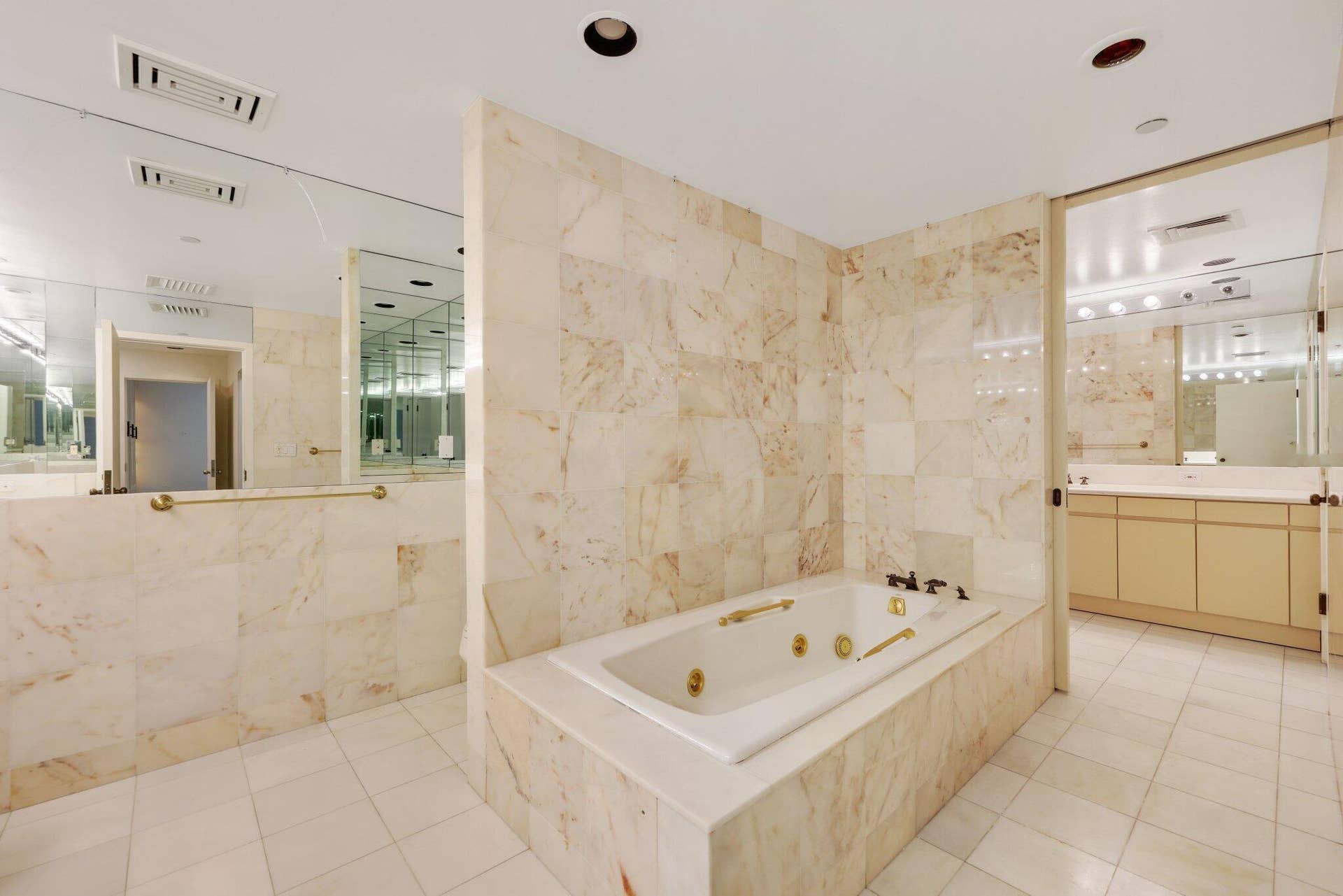 Primary En-Suite Bathroom