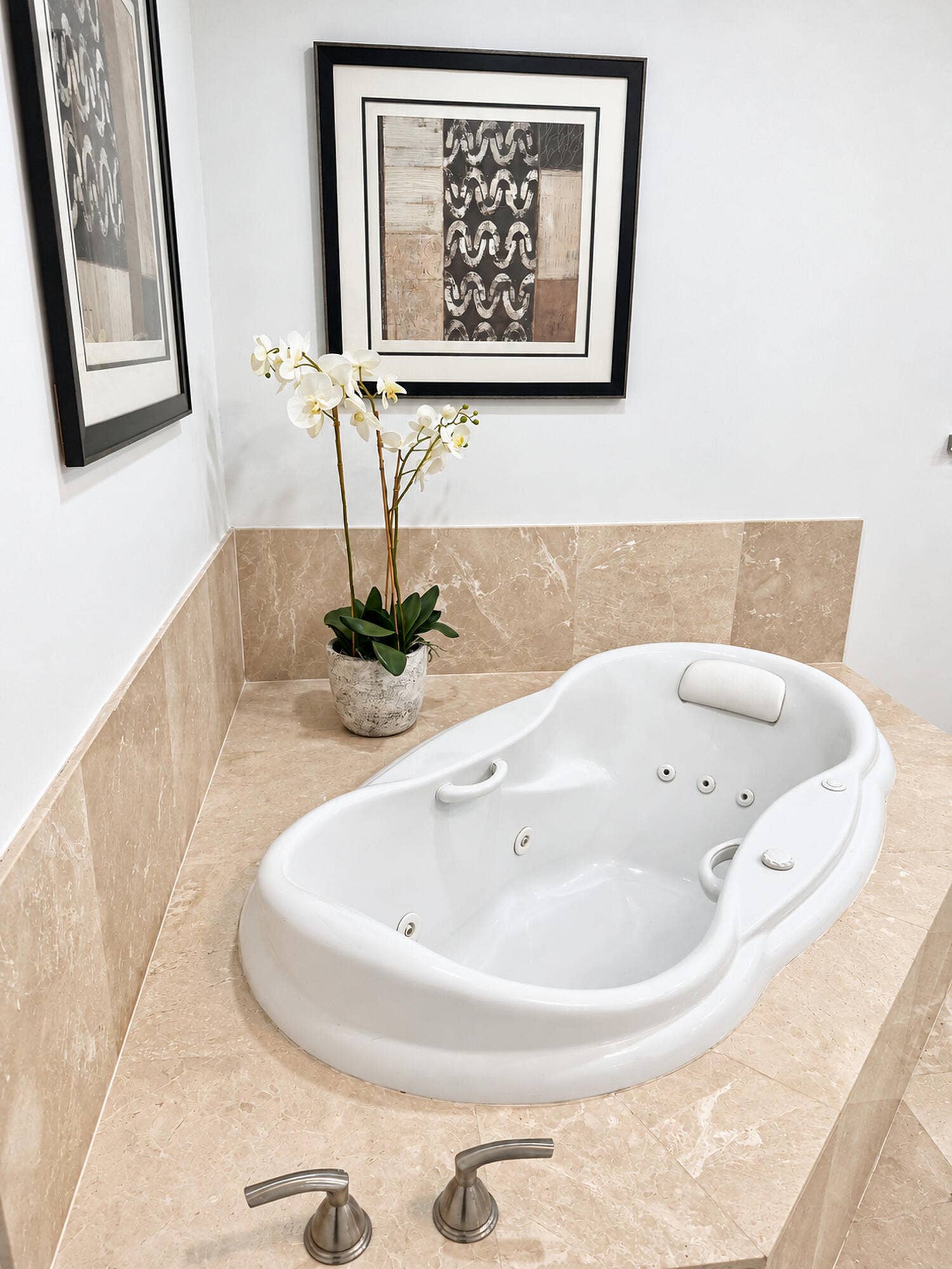 2640 LAKE SHORE Drive, #1711, Riviera Beach, FL 33404 JACUZZI TUB