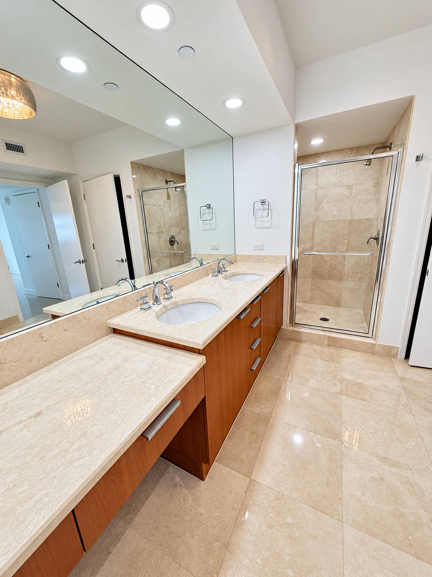 2640 LAKE SHORE Drive, #1711, Riviera Beach, FL 33404 MASTER BATHROOM