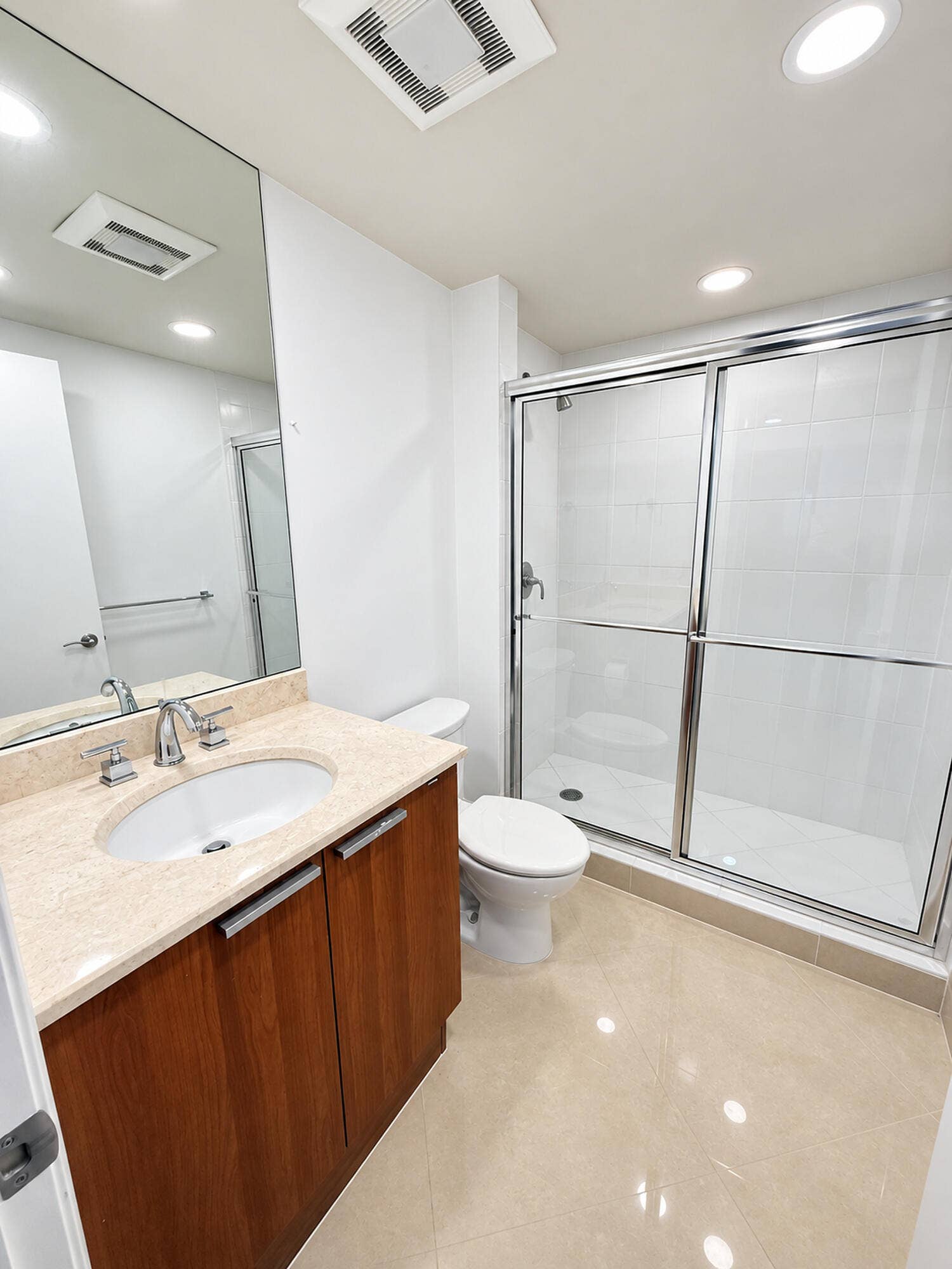 2640 LAKE SHORE Drive, #1711, Riviera Beach, FL 33404 THIRD BATHROOM