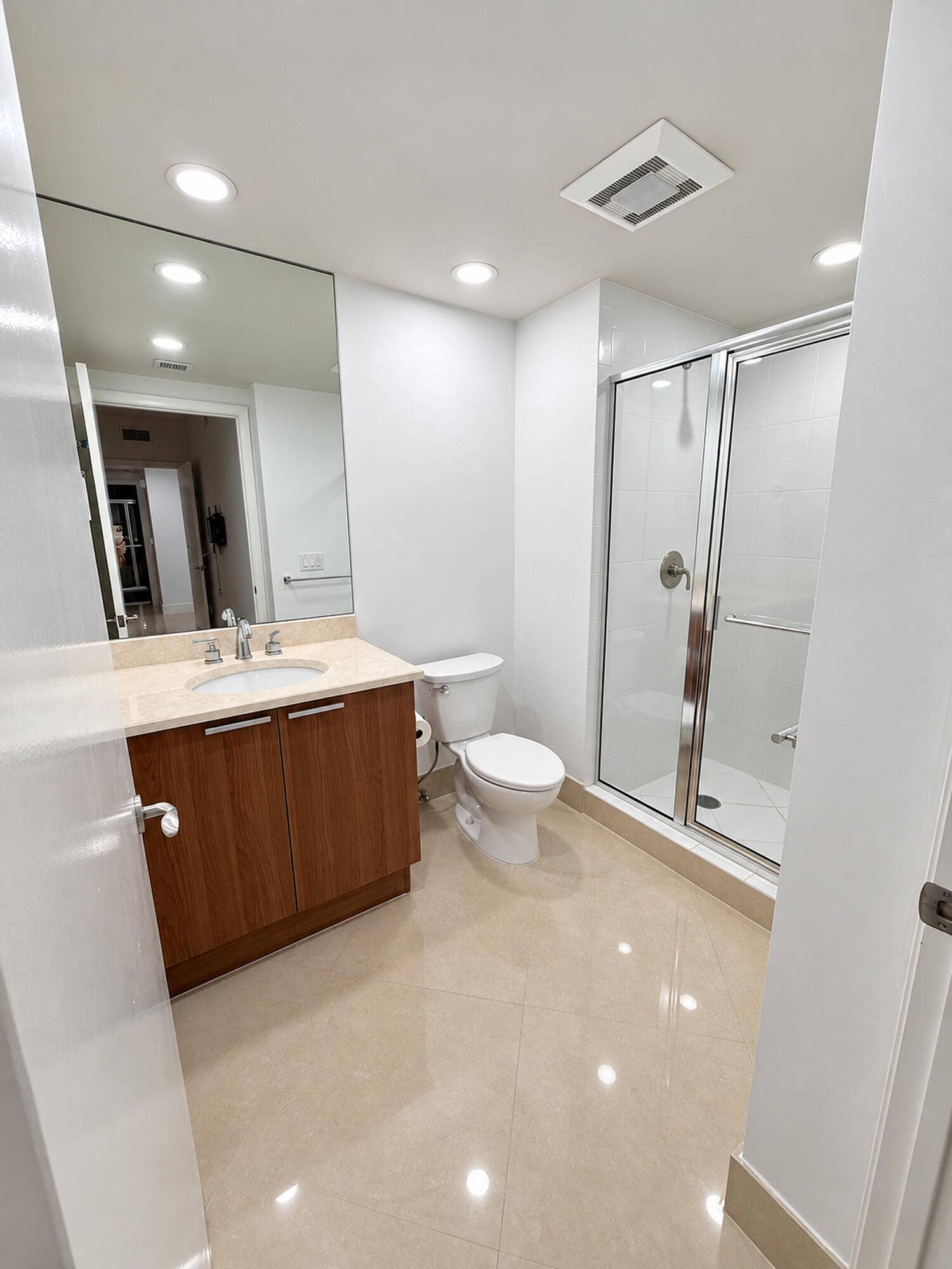2640 LAKE SHORE Drive, #1711, Riviera Beach, FL 33404 GUEST BEDROOMS PRIVATE BATH