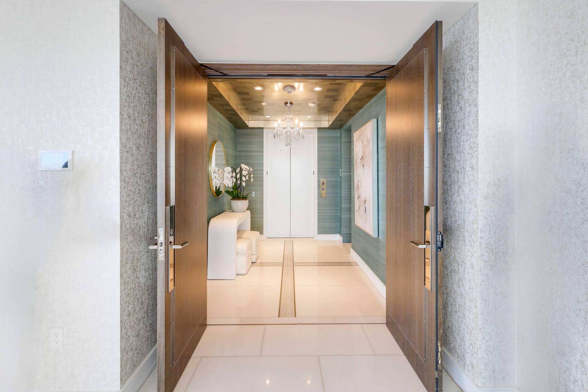 32 Bistrol 1101 - Elevator Foyer