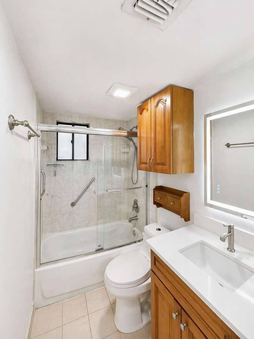 5160 Las Verdes Circle, #103, Delray Beach, FL 33484 bath