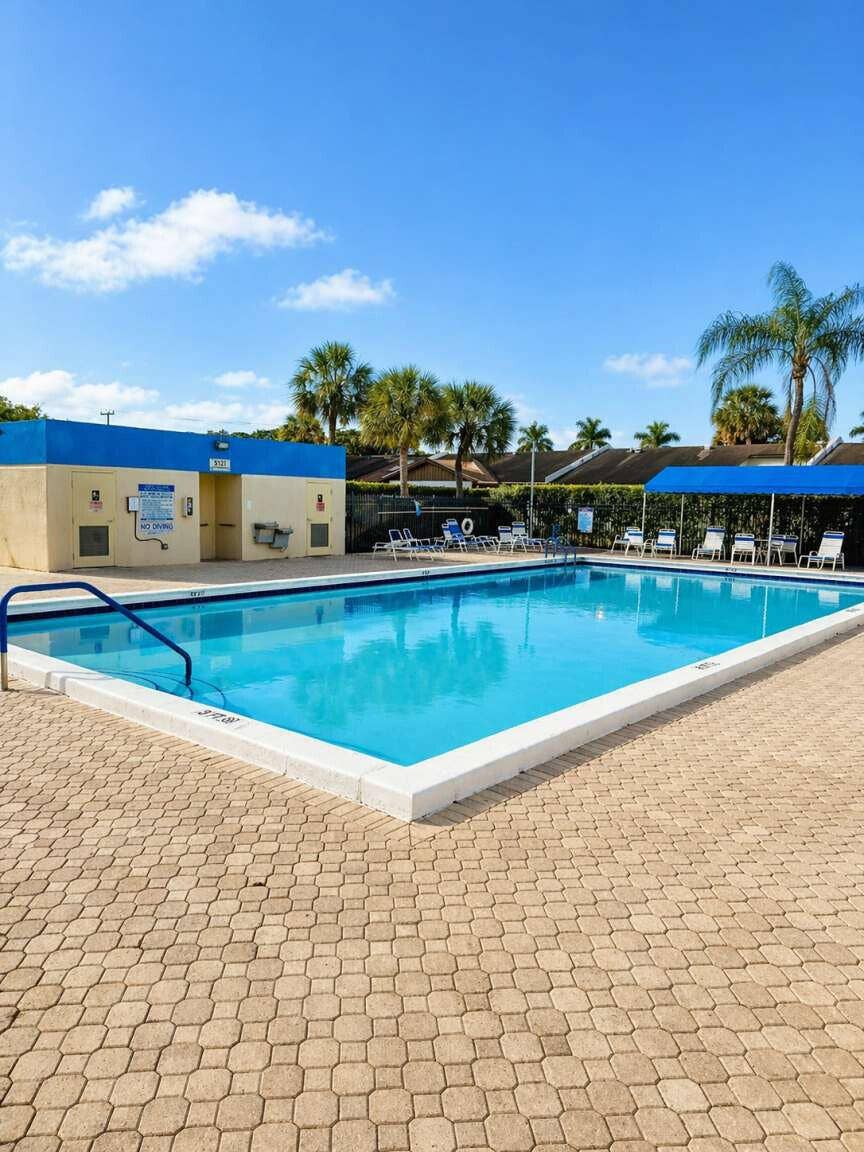 5160 Las Verdes Circle, #103, Delray Beach, FL 33484 pool