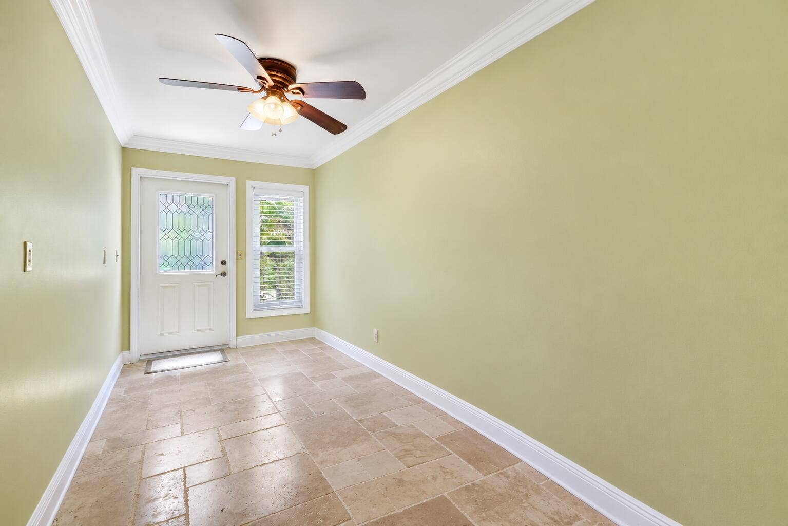 Additional Bonus Room off the laundry. Could be an office