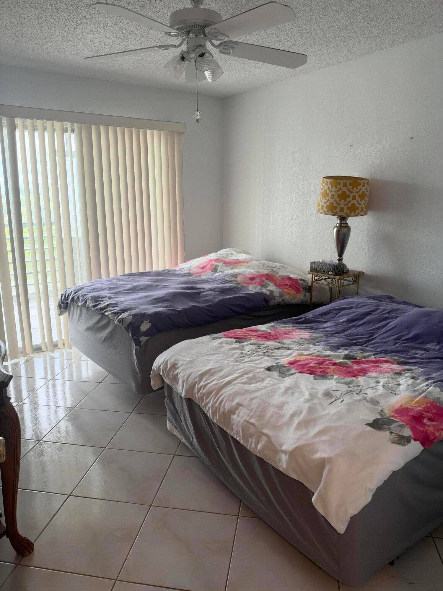 4046 Ainslie C-bedroom