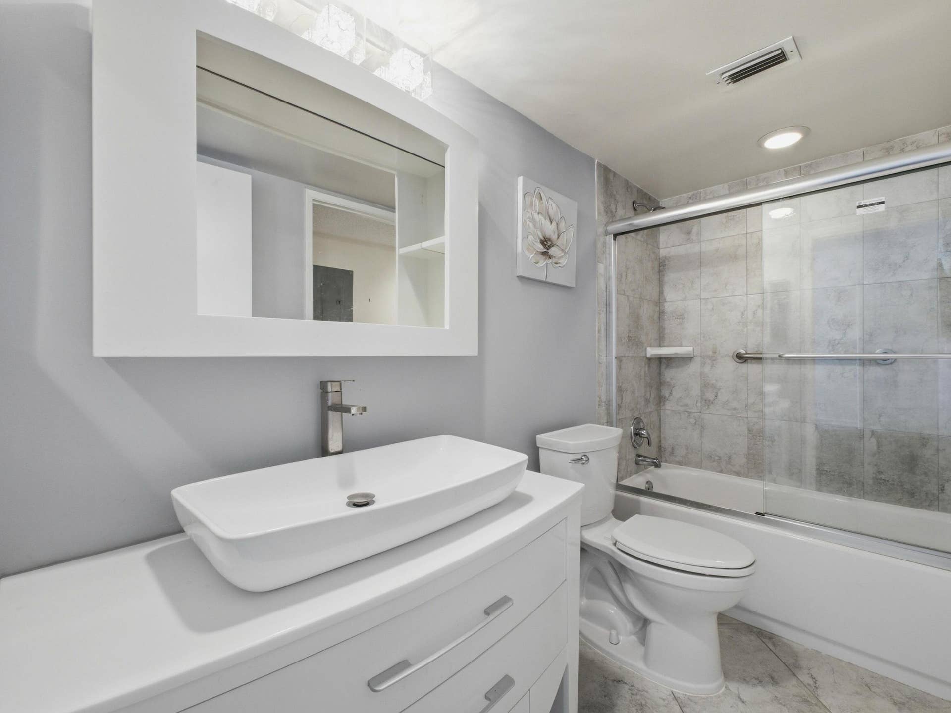 7280 Amberly Lane, #201, Delray Beach, FL 33446 Guest Bathroom