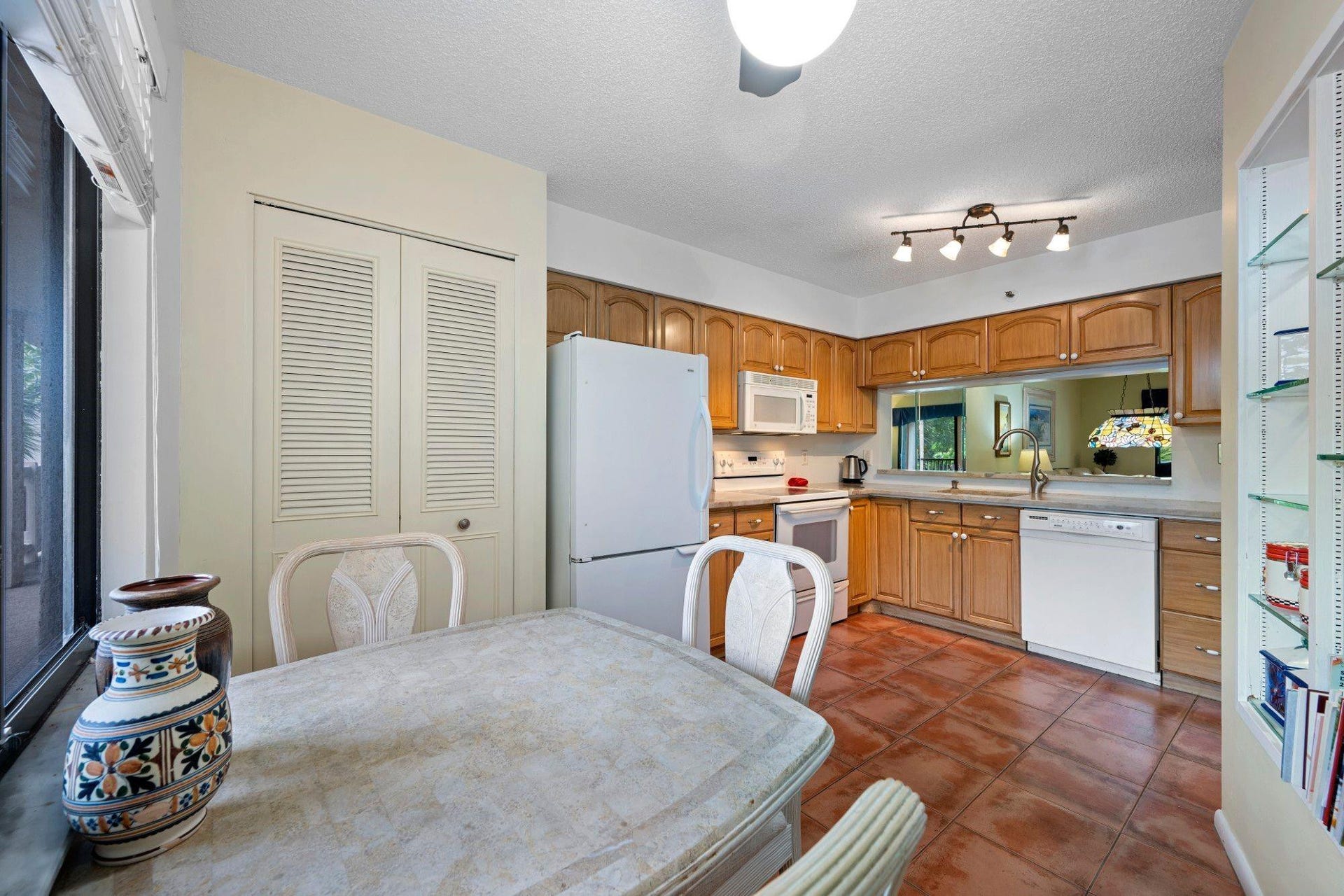2206 S CYPRESS BEND Drive, #208, Pompano Beach, FL 33069 Photo 7