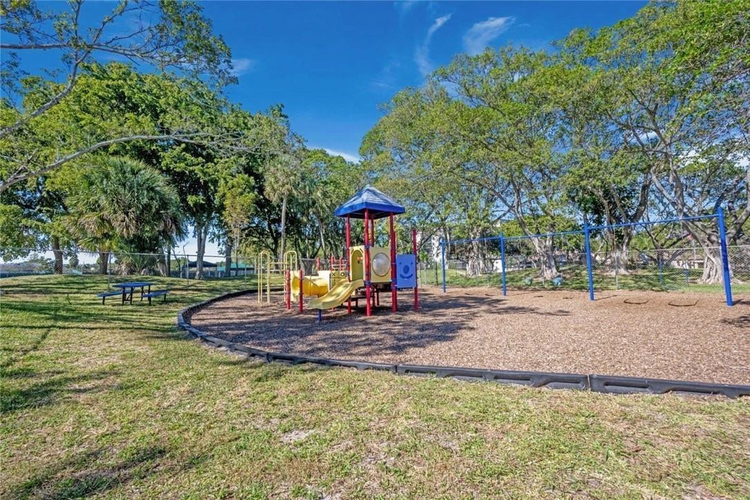 2206 S CYPRESS BEND Drive, #208, Pompano Beach, FL 33069 Photo 37