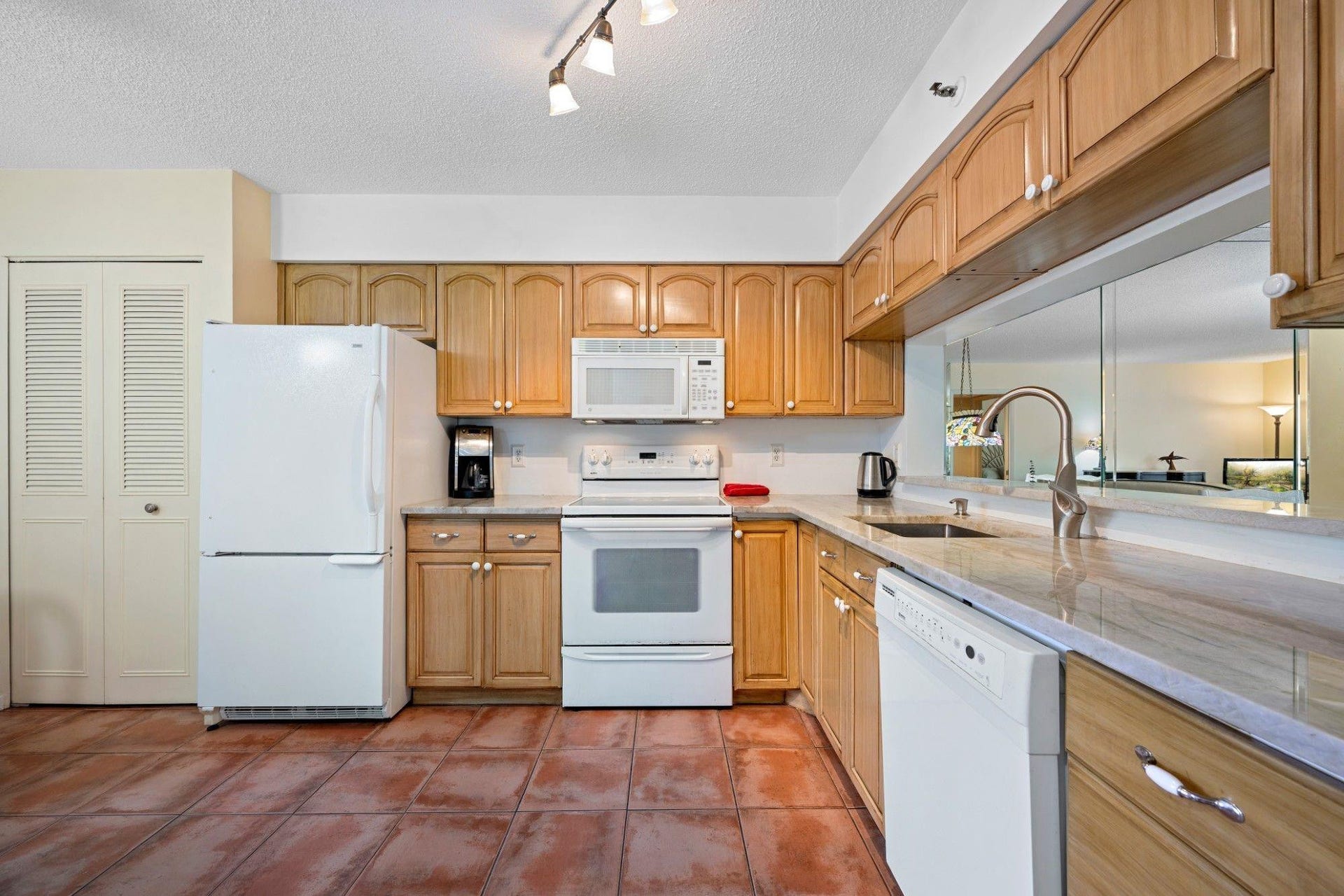 2206 S CYPRESS BEND Drive, #208, Pompano Beach, FL 33069 Photo 5