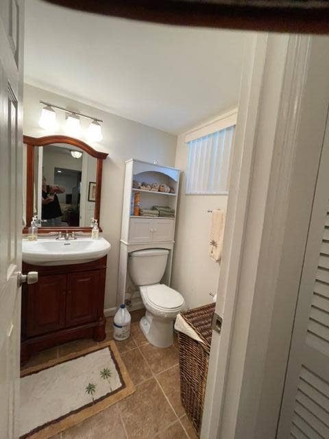 22 COLONIAL CLUB Drive, #103, Boynton Beach, FL 33435 Guest 1/2 bath