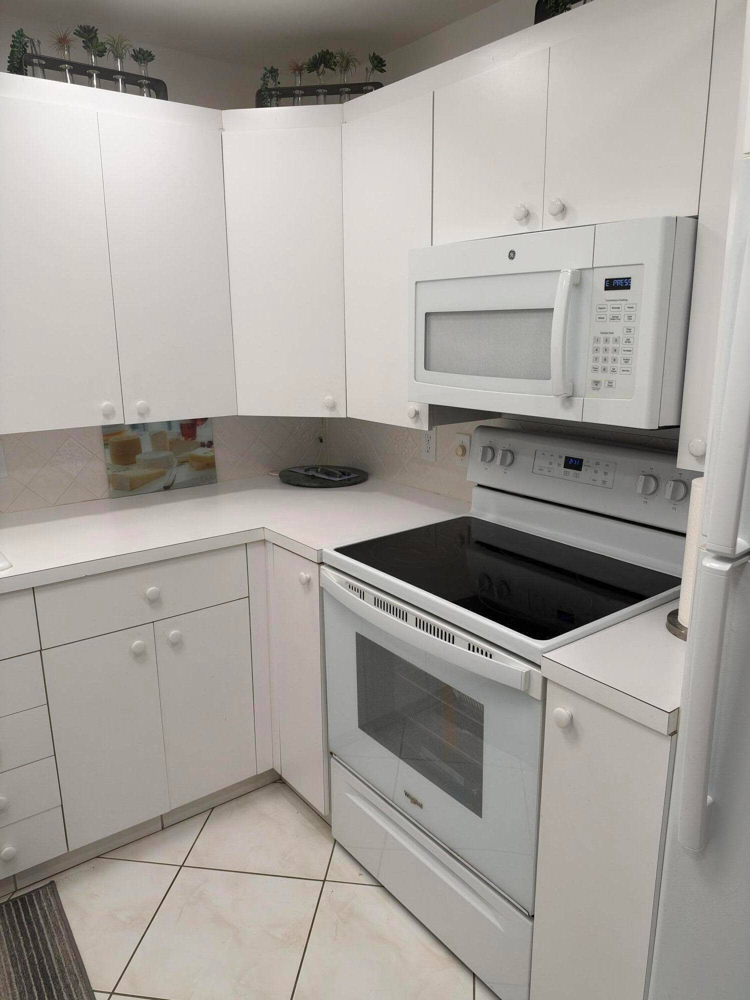 4046 Ainslie C-kitchen2