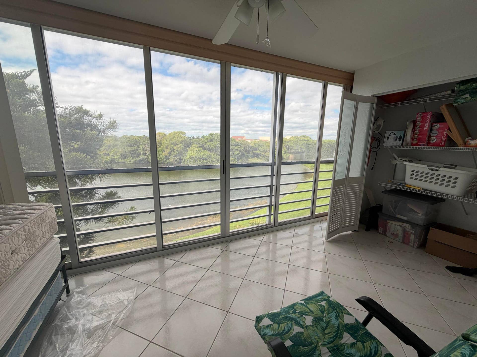 4046 Ainslie C-balcony