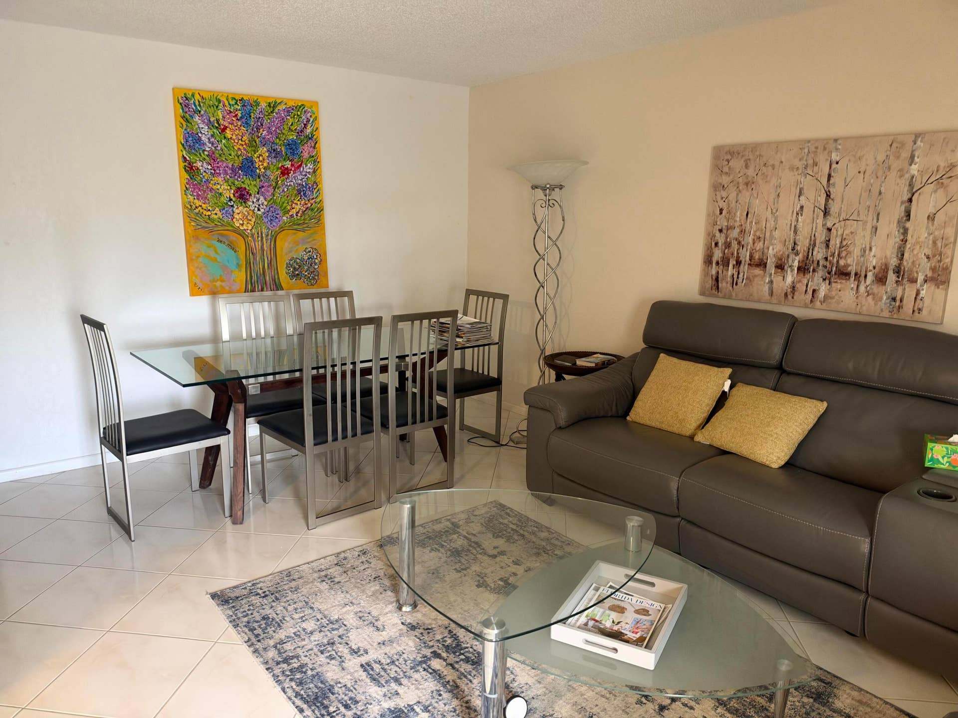 4046 Ainslie C-living room