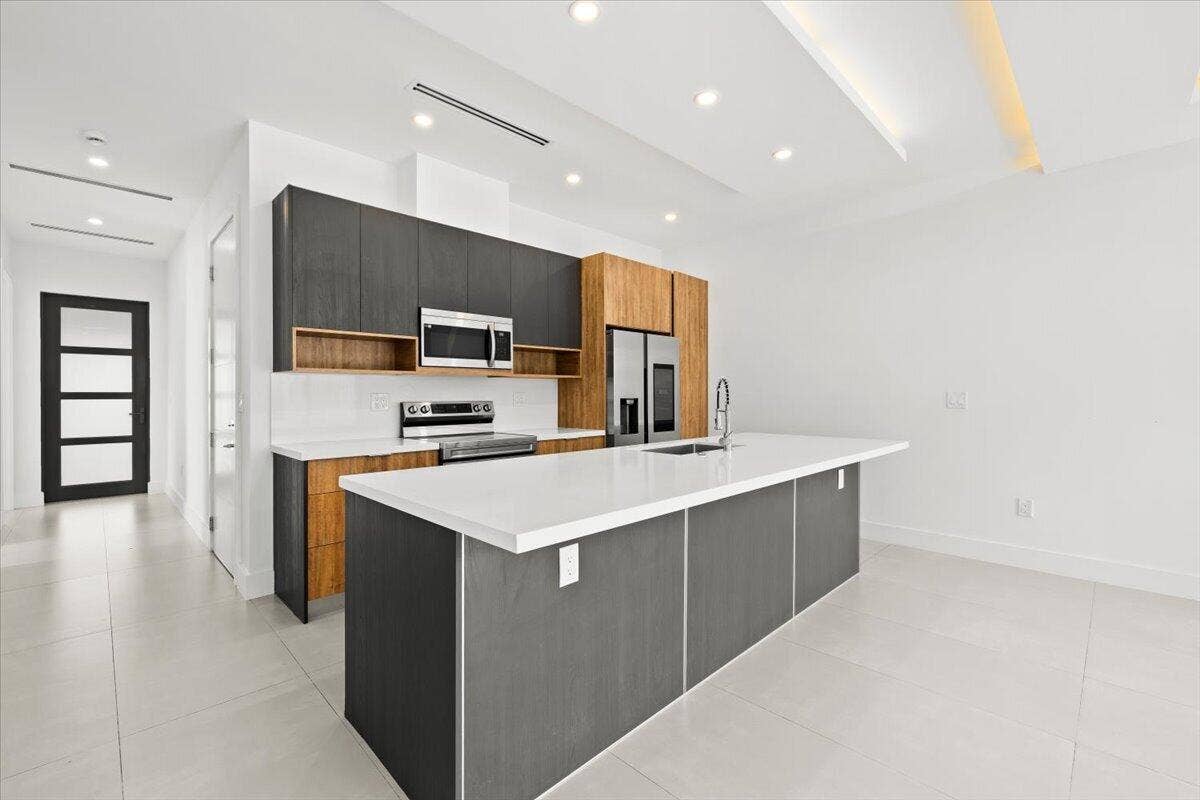 828 SW 30TH Street, Fort Lauderdale, FL 33315 09-424A6877