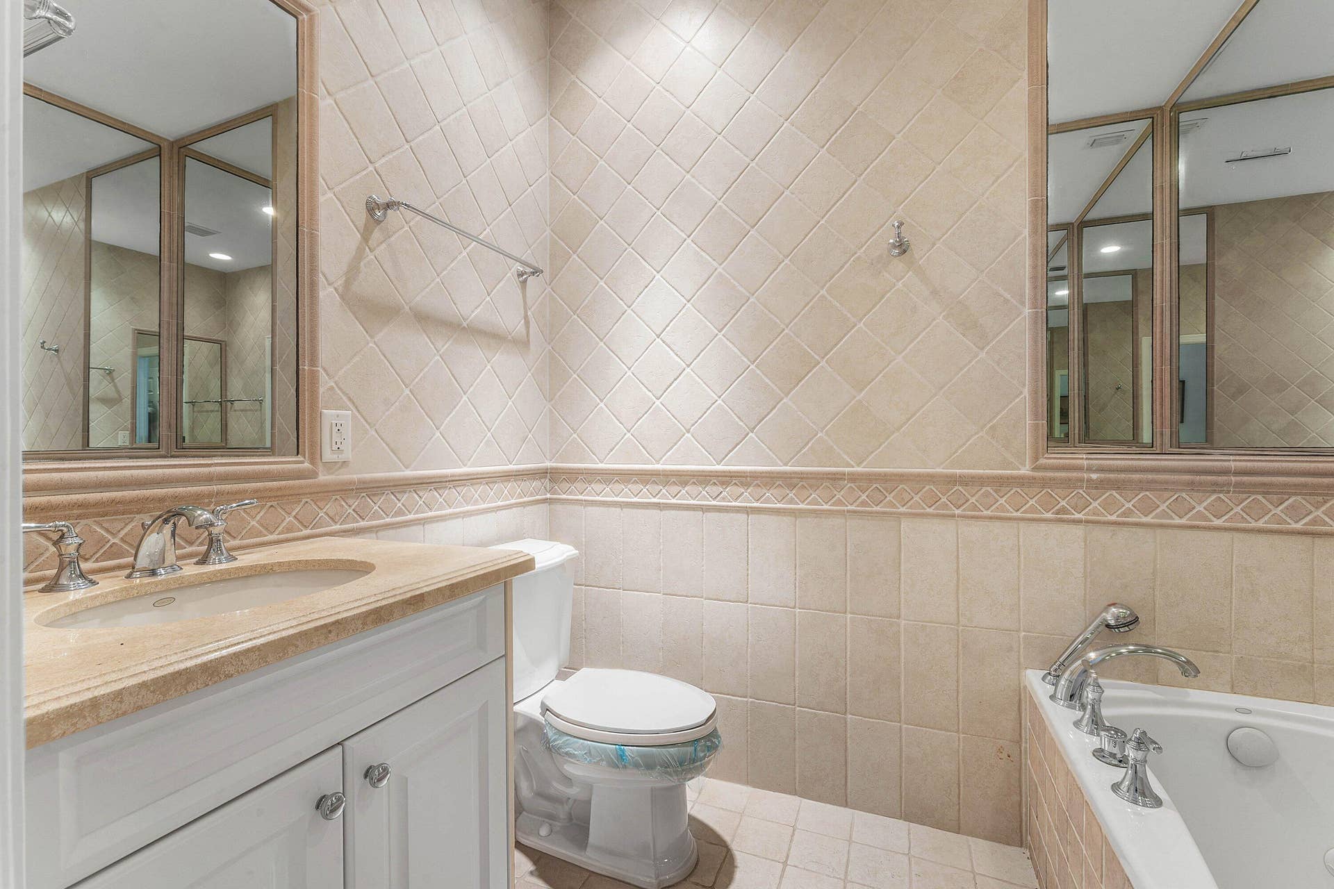 2514 Muir Circle, Wellington, FL 33414 Guest Bath