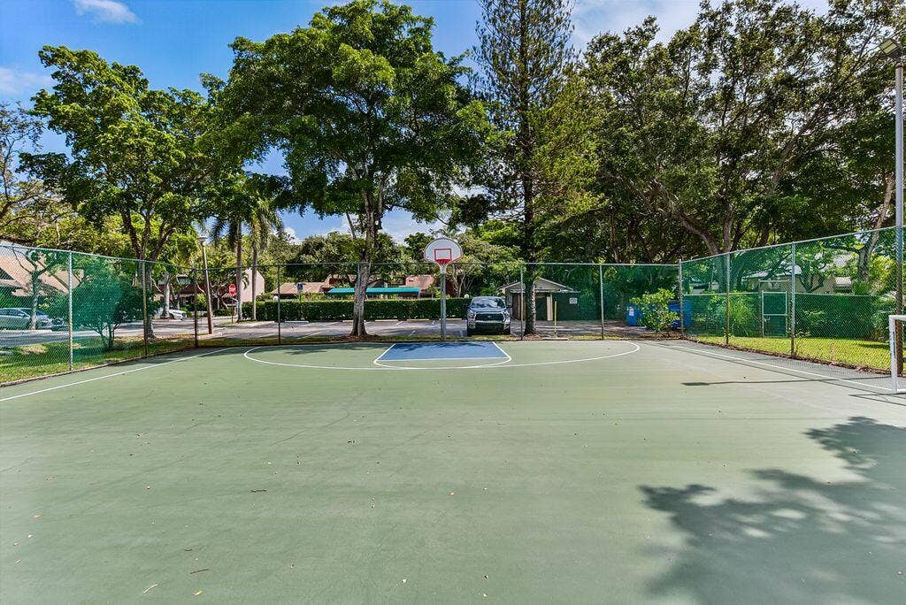 2902 N 33rd Terrace, Hollywood, FL 33021 Basketball Court