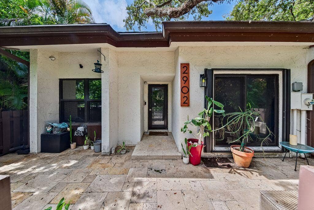 2902 N 33rd Terrace, Hollywood, FL 33021 Front entrance with Travertine walkway
