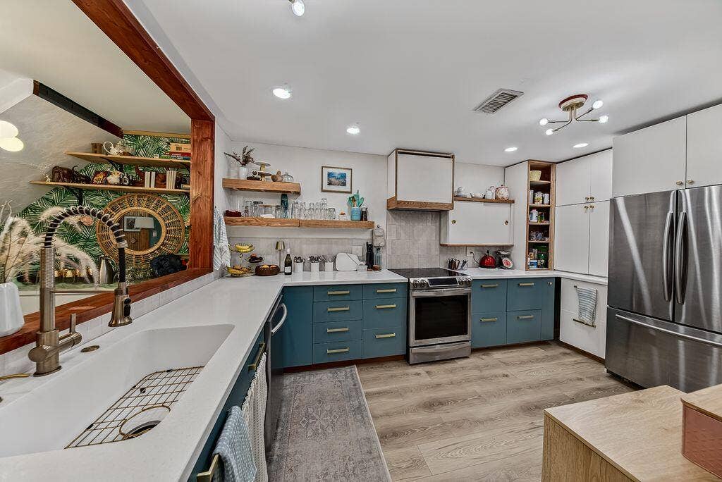 2902 N 33rd Terrace, Hollywood, FL 33021 Kitchen with opening to Living room