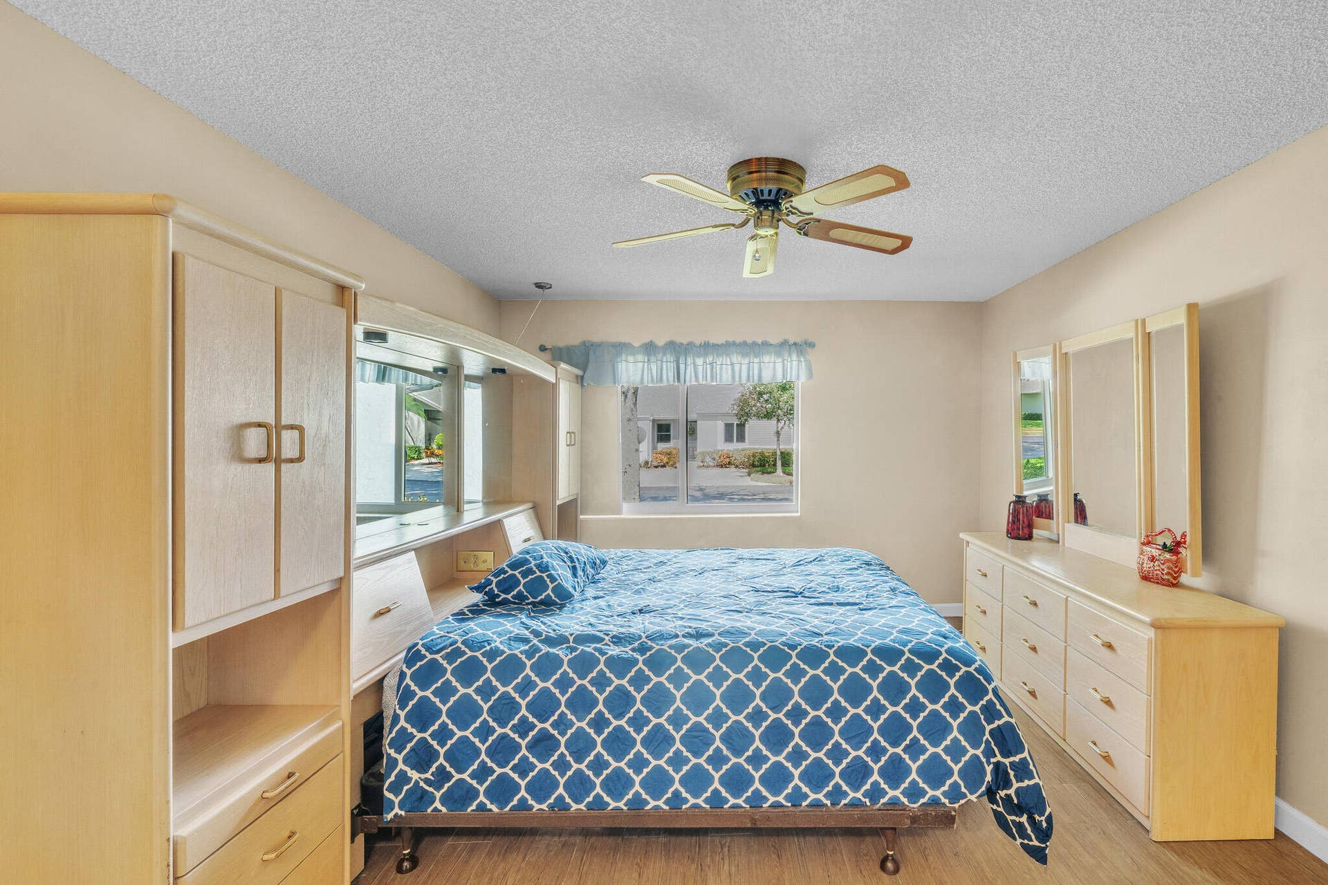 12 Primary Bedroom (1)