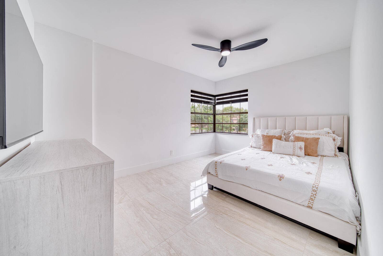 10690 NW 14TH Street, #138, Plantation, FL 33322 Bright second bedroom with porcelain tile flooring.