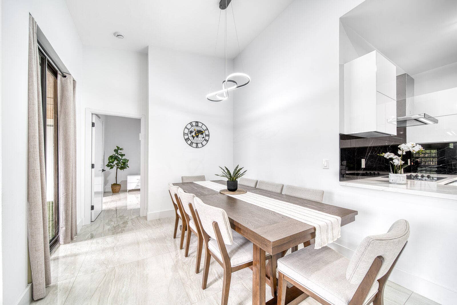 10690 NW 14TH Street, #138, Plantation, FL 33322 Open layout offers comfortable space for dining and entertaining.