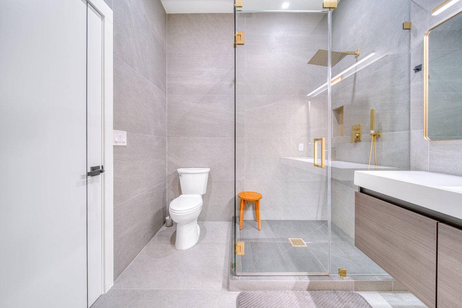 10690 NW 14TH Street, #138, Plantation, FL 33322 Oversized glass-enclosed shower with floor-to-ceiling tile.