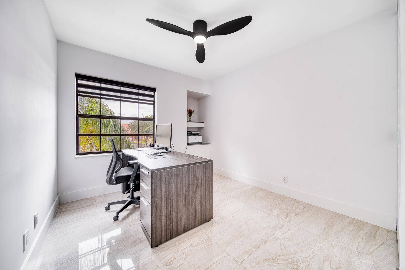 10690 NW 14TH Street, #138, Plantation, FL 33322 Porcelain tile flooring and zebra blinds.