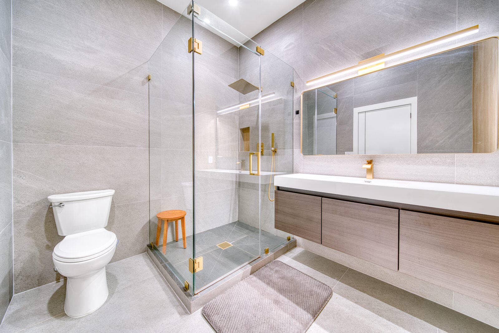 10690 NW 14TH Street, #138, Plantation, FL 33322 Fully renovated primary bathroom with a floating vanity.