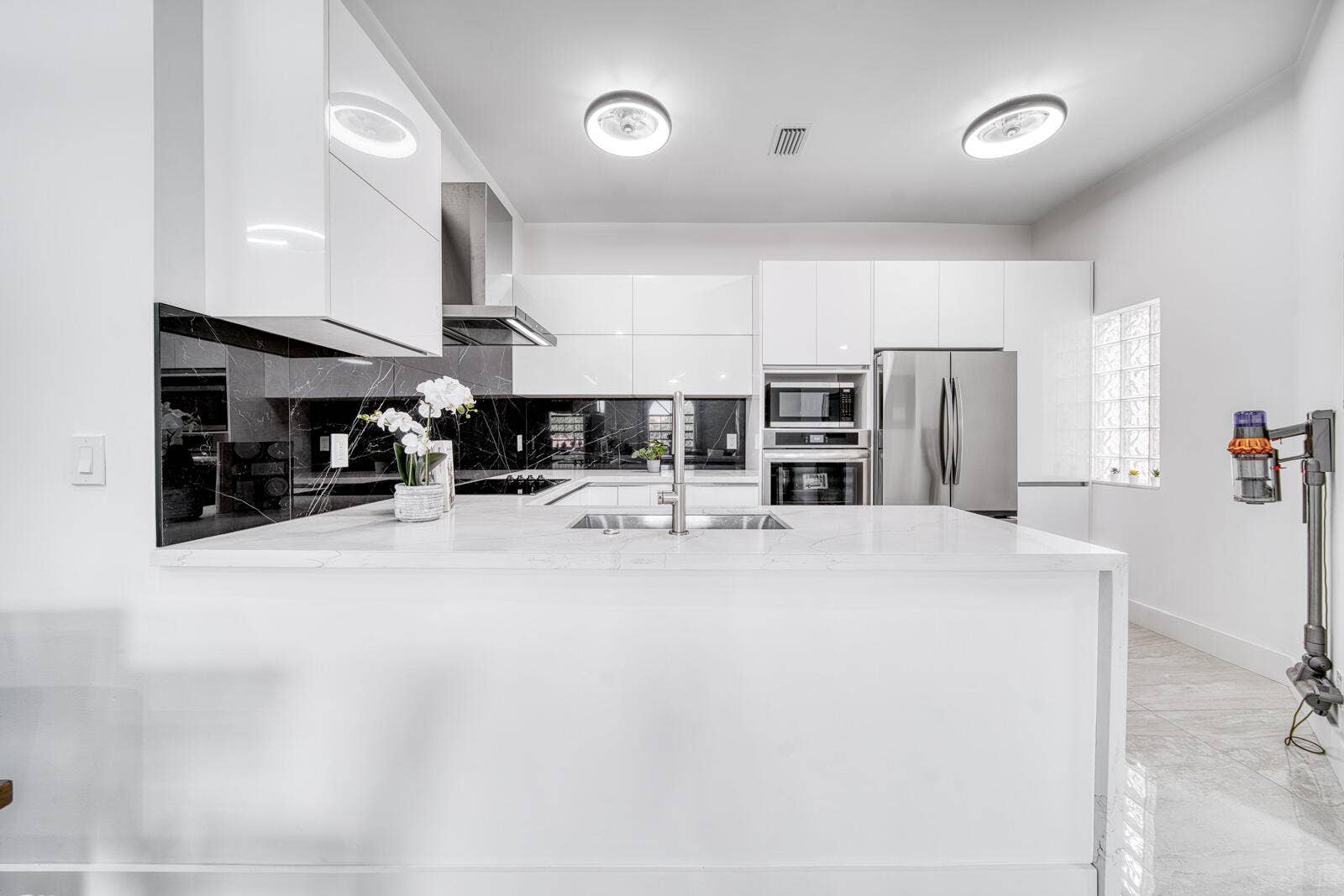 10690 NW 14TH Street, #138, Plantation, FL 33322 Open kitchen overlooks the dining and living areas.