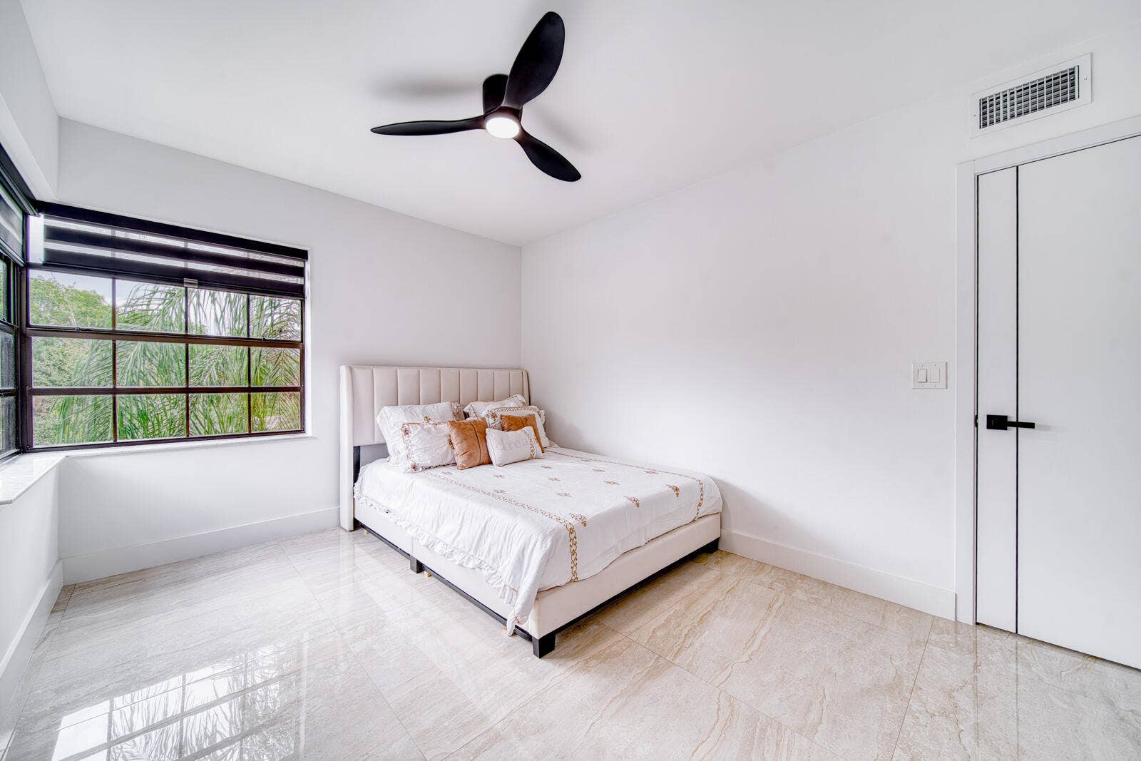 10690 NW 14TH Street, #138, Plantation, FL 33322 Porcelain tile flooring and zebra blinds.