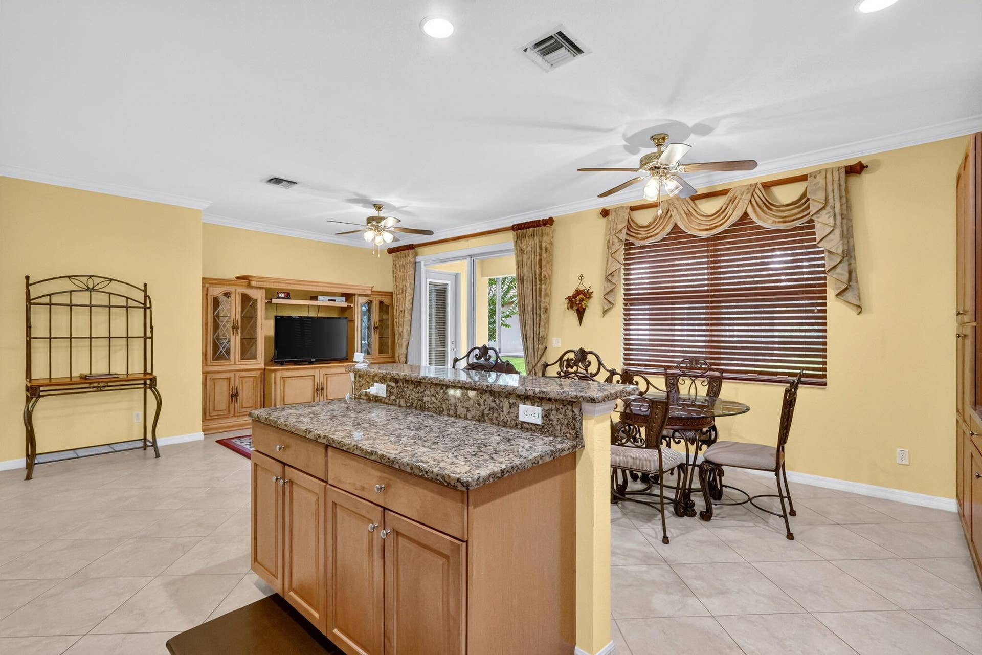 6311 ASTOR Place, Vero Beach, FL 32966 Island Bar/Granite Counters