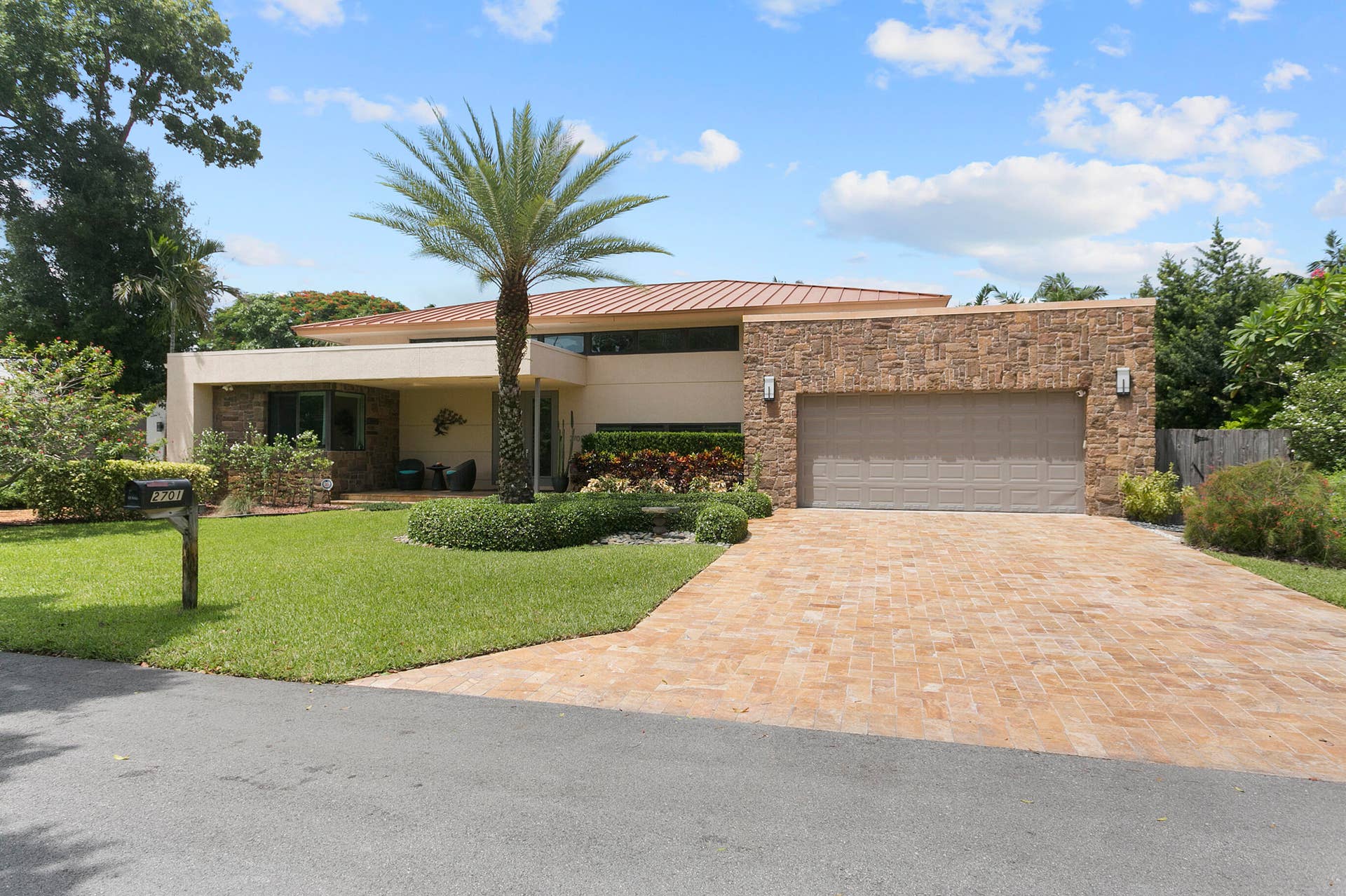 2701 NE 2ND Avenue, Wilton Manors, FL 33334 Front of Structure