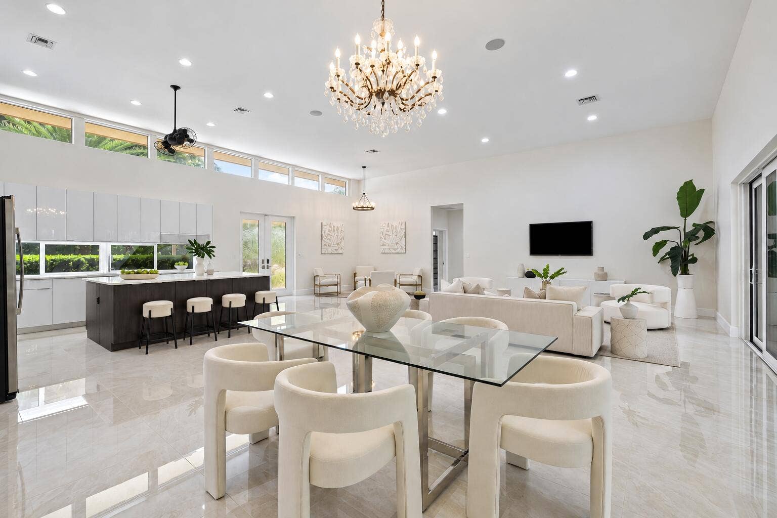 2701 NE 2ND Avenue, Wilton Manors, FL 33334 Bright Luxury Open-Plan Interior