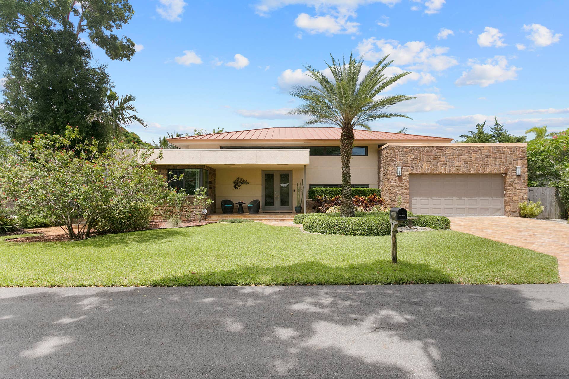 2701 NE 2ND Avenue, Wilton Manors, FL 33334 Front of Structure