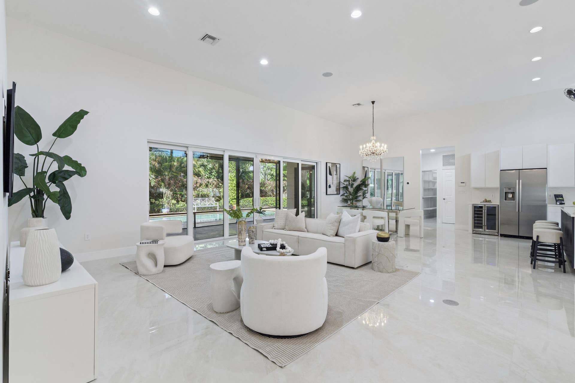 2701 NE 2ND Avenue, Wilton Manors, FL 33334 FL-110_cropped_stools_retained