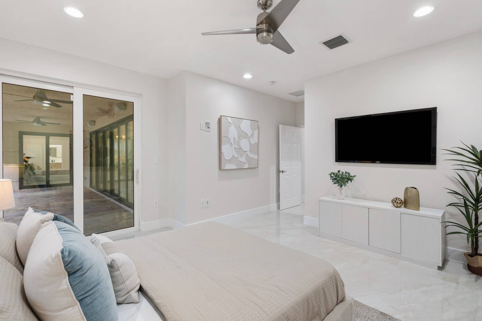 2701 NE 2ND Avenue, Wilton Manors, FL 33334 19-2701 NE 2nd Ave Wilton Manros, FL-119