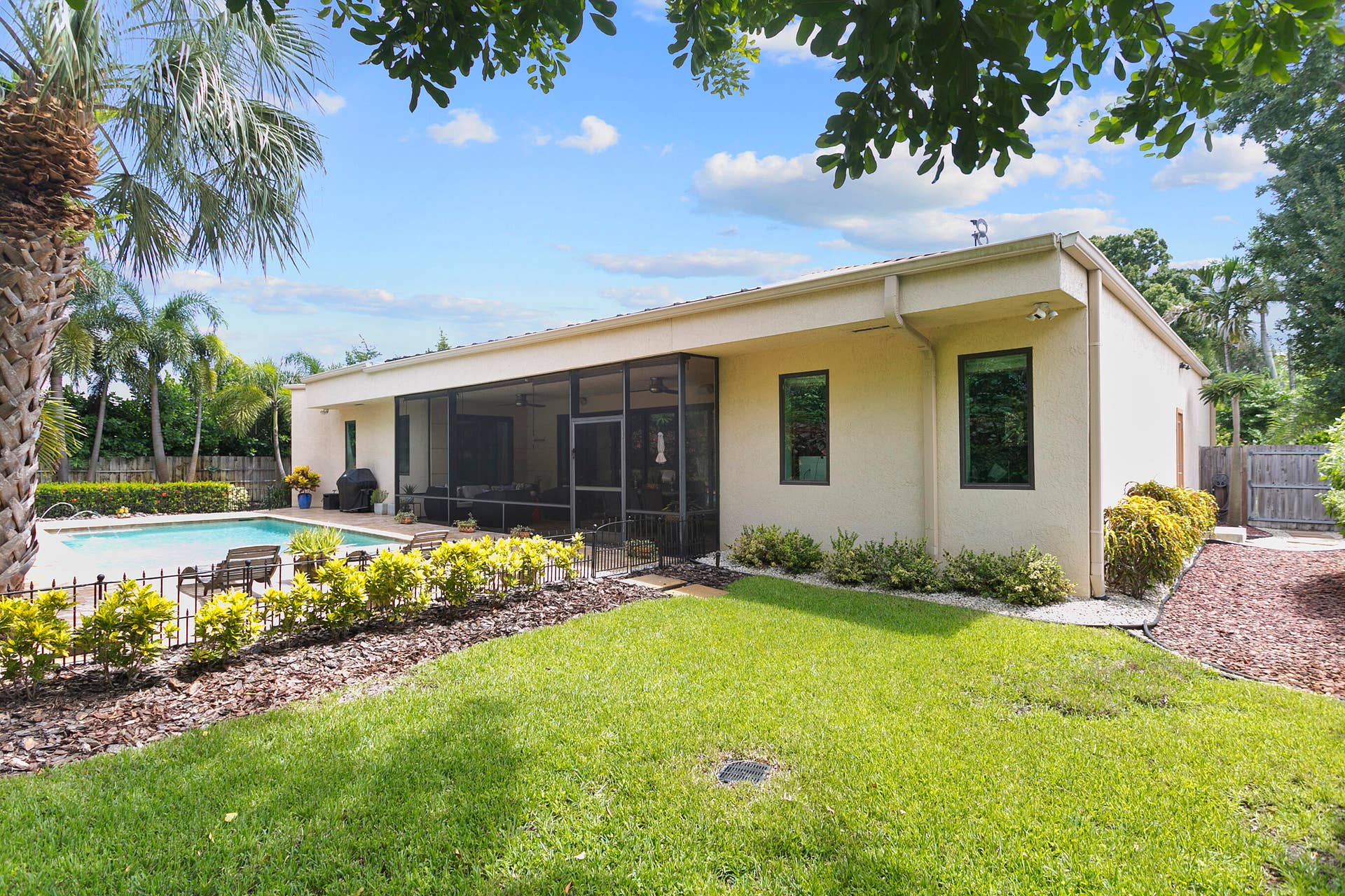 2701 NE 2ND Avenue, Wilton Manors, FL 33334 Back of Structure