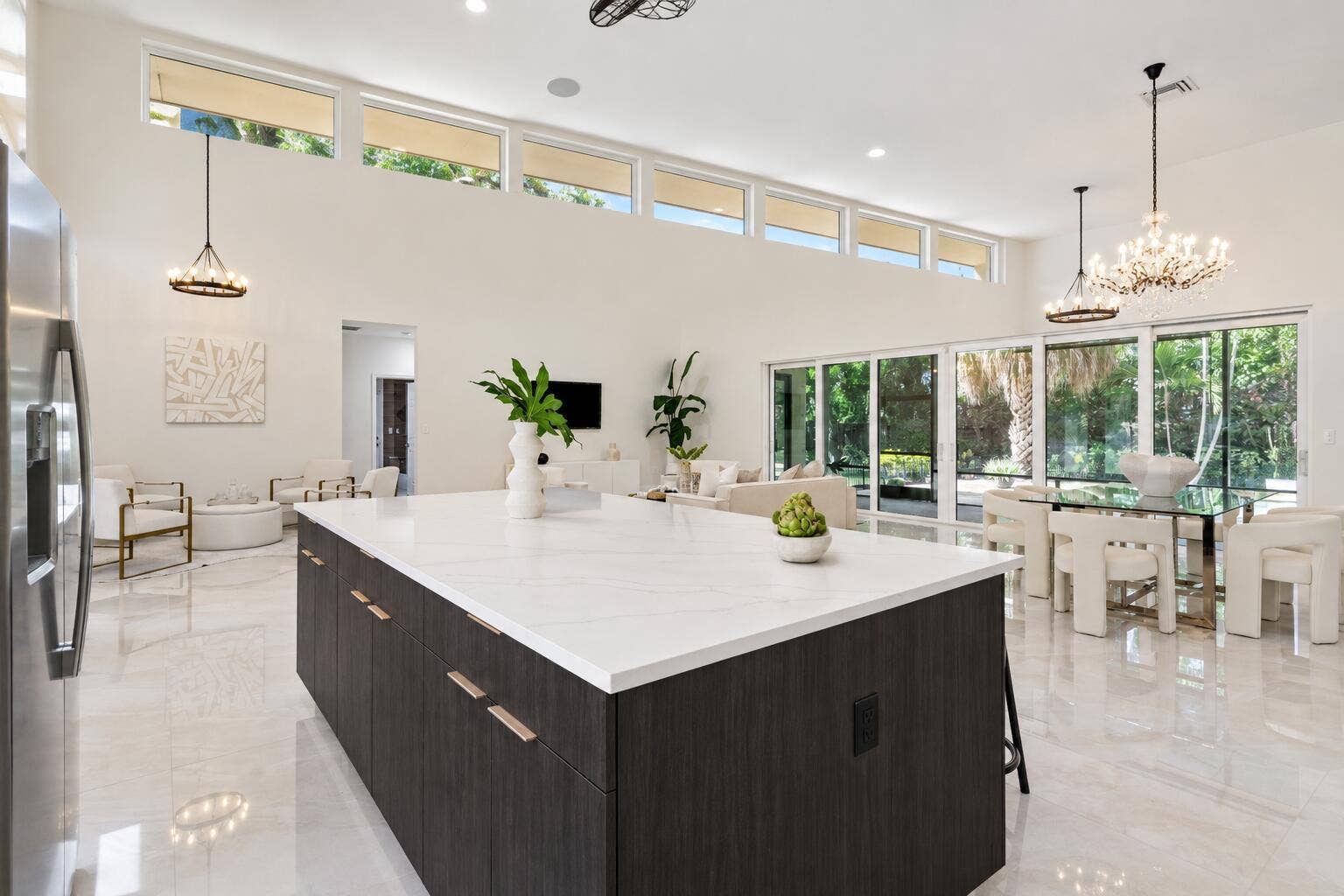 2701 NE 2ND Avenue, Wilton Manors, FL 33334 Modern Island Kitchen with Tropical View