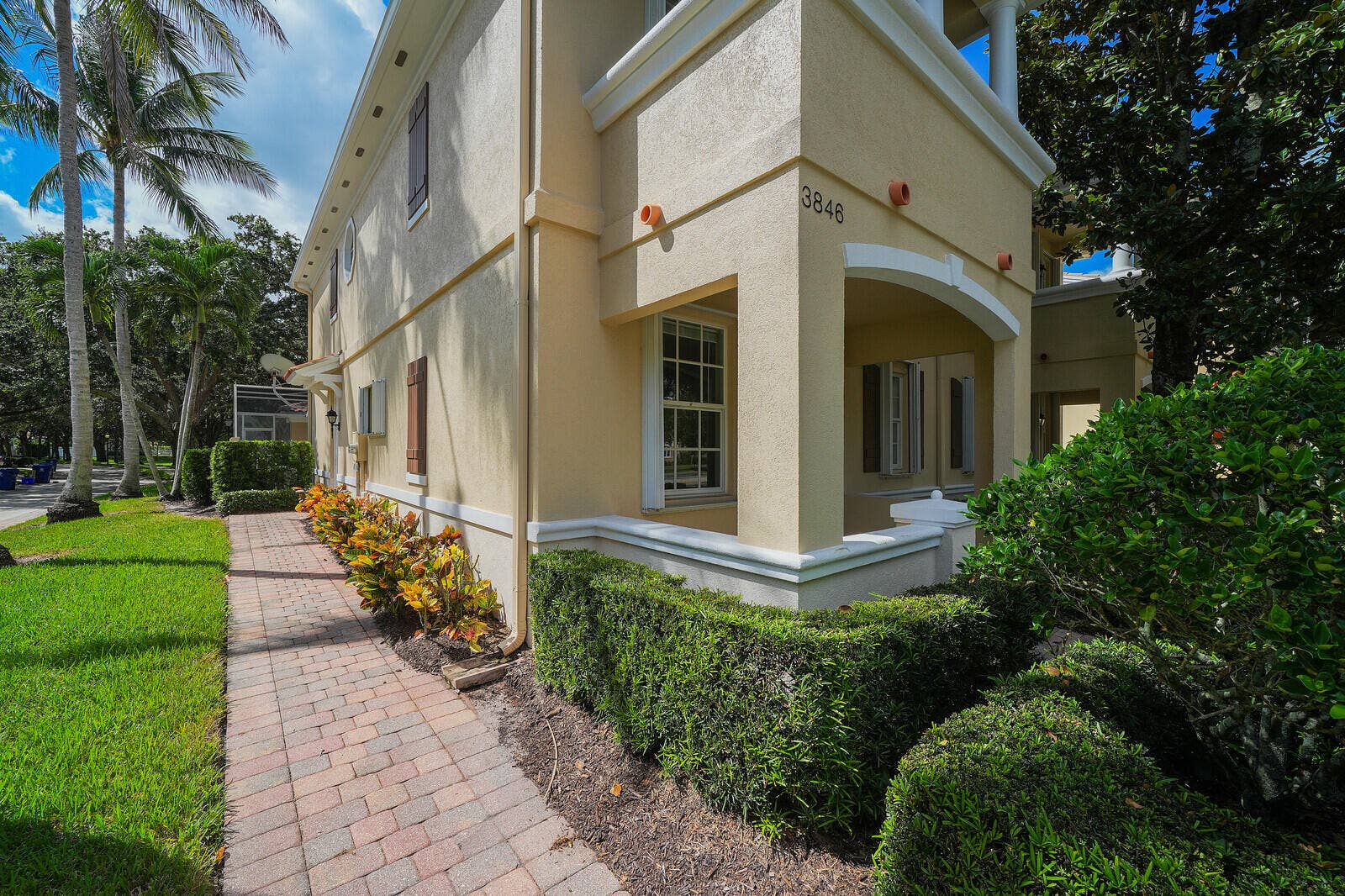 3846 Greenway Drive, Jupiter, FL 33458 Entry path